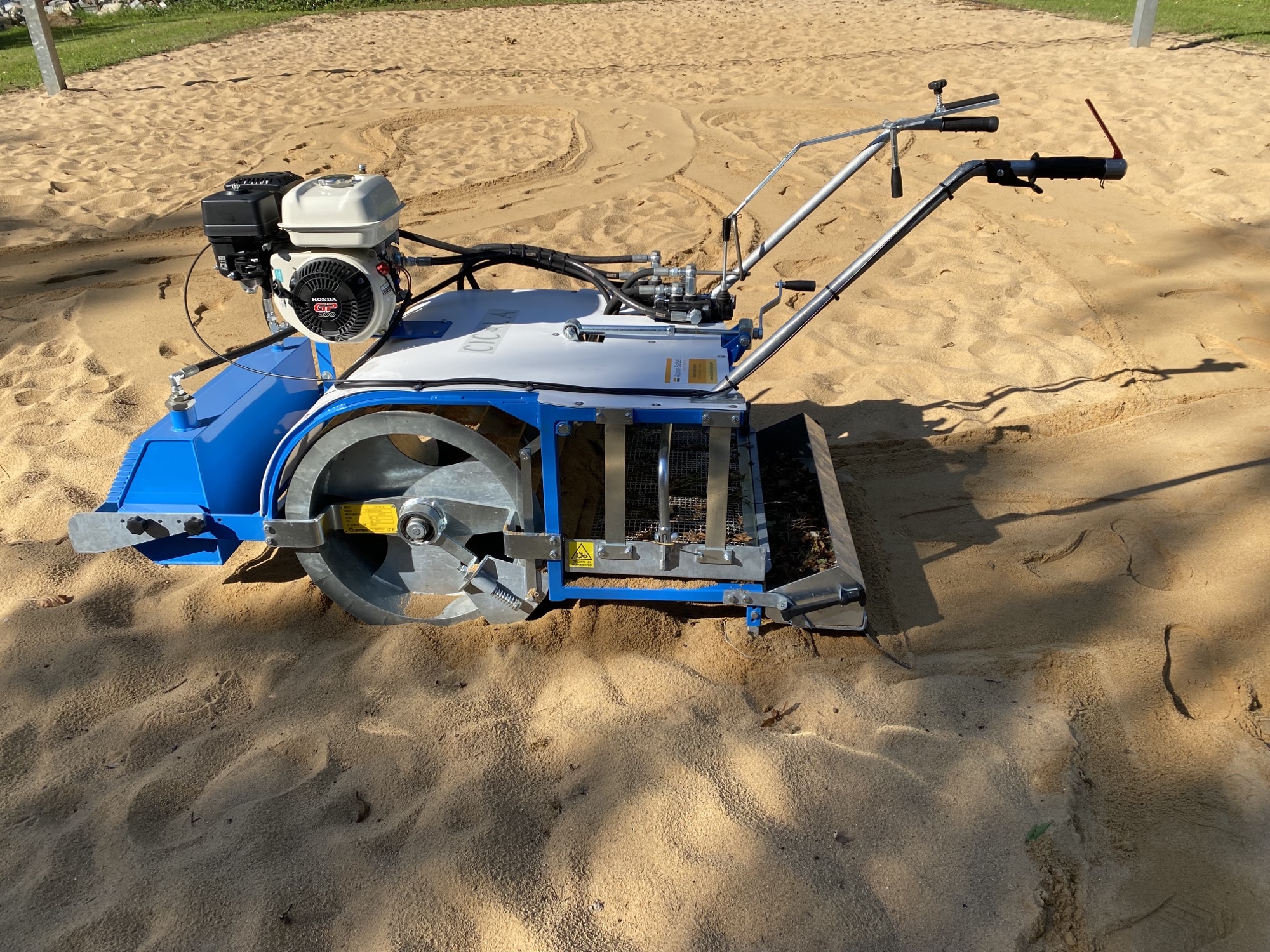 Sandreinigungsmaschine im Beachvolleyballfeld